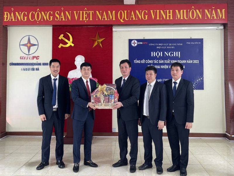 1Ông Nguyễn Thanh Tĩnh - Bí thư Đảng ủy, Giám đốc Công ty tặng quà CBCNV Điện lực Hải Hà