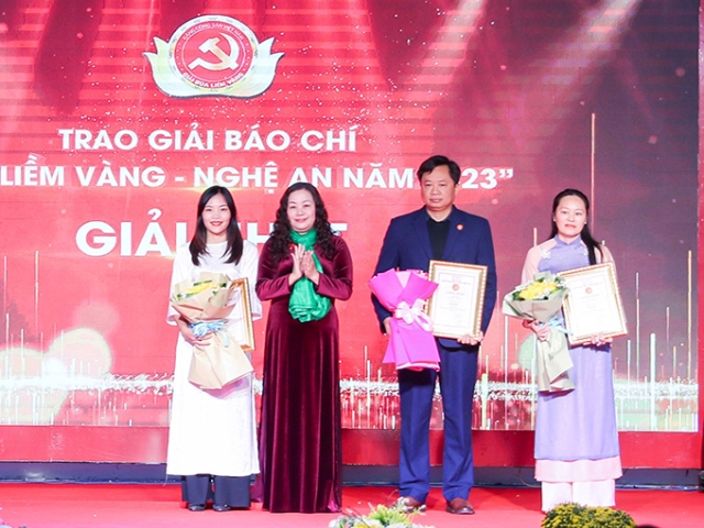 Trưởng Ban Tuyên giáo Tỉnh ủy, Phó trưởng ban Thường trực Ban Chỉ đạo Giải Búa liềm vàng Nghệ An Nguyễn Thị Thu Hường trao giải Nhất cho 03 tác giả.