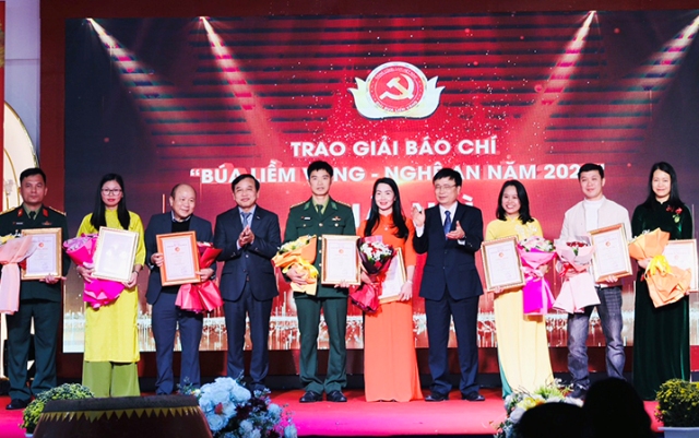 Phó Chủ tịch HĐND tỉnh Nguyễn Như Khôi và Phó Chủ tịch UBND tỉnh Bùi Đình Long trao giải Nhì cho 08 tác giả.