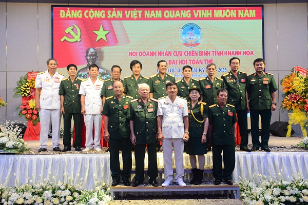 Ông Nguyễn Xuân Thùy (giữa hàng dưới) được bầu là Chủ tịch hội doanh nhân CCB tỉnh Khánh Hoà.