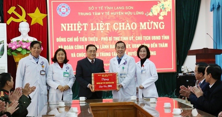 Chủ tịch UBND tỉnh Lạng Sơn Hồ Tiến Thiệu thăm hỏi, động viên, chúc tết và tặng quà cho tập thể cán bộ Trung tâm y tế huyện Hữu Lũng, tỉnh Lạng Sơn