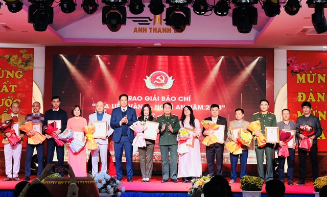 Bí thư Huyện ủy Đô Lương Bùi Duy Đông và Phó Chủ nhiệm chính trị Quân khu 4 Phan Văn Sỹ trao giải Ba cho 13 tác giả.