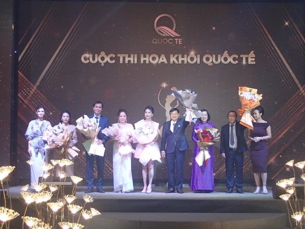 BTC cuộc thi “Hoa khôi Quốc Tế” tặng hoa cho các vị thành viên Hội đồng Giám khảo