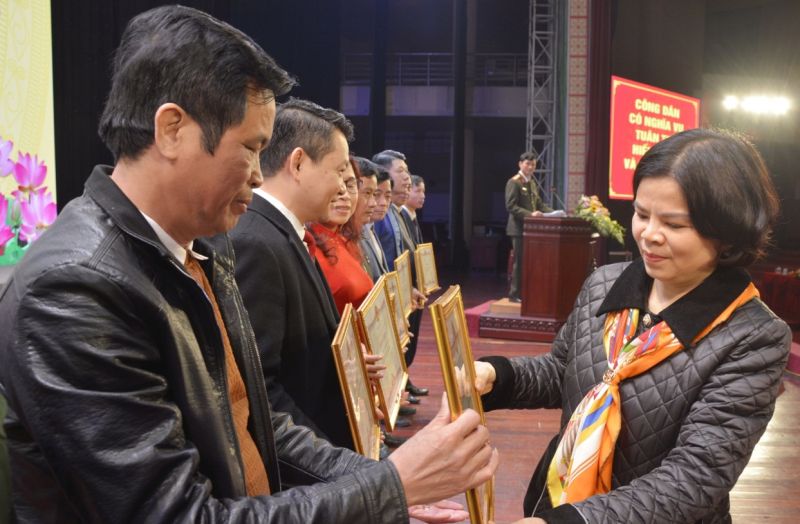 Chủ tịch UBND tỉnh Bắc Ninh trao Bằng khen cho các tập thể.