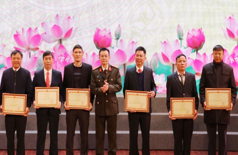 Đại tá Nguyễn Thế Chi, Phó Cục trưởng Cục Xây dựng phong trào bảo vệ ANTQ, Bộ Công an trao Bằng khen của Bộ trưởng Bộ Công an cho các tập thể.