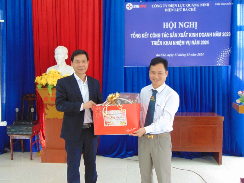 4Ông Nguyễn Văn Quý - Phó giám đốc Công ty tặng quà cho CBCNV Điện lực Ba Chẽ