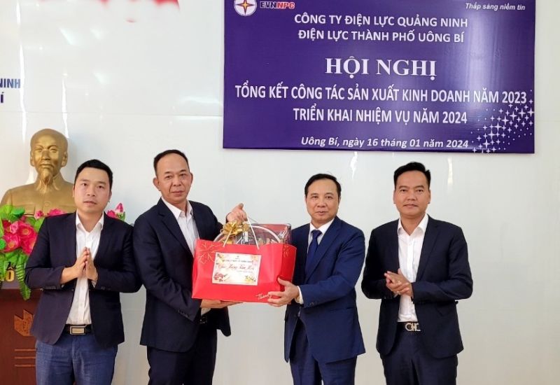 5Ông Phạm Đình Chấn - Phó giám đốc Công ty tặng quà cho CBCNV Điện lực TP Uông Bí