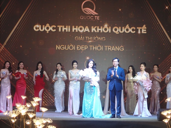 Nhà thơ , nhà báo Trần Hữu Việt, nguyên giám khảo cuộc thị Miss World Việt Nam 2022, thành viên Ban giám khảo trao giải