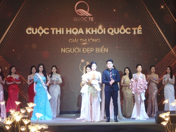 Ông Nguyễn Quang Hưng- Chủ tịch HĐQT Công ty CP TMDL Quốc tế trao giải