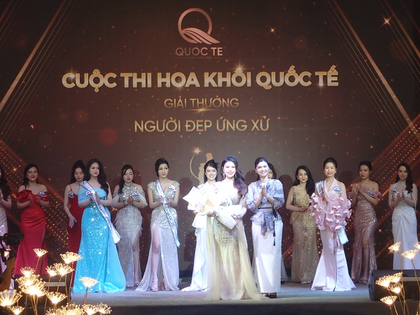 Bà Nguyễn Lan Hương- TGĐ Công ty CP TMDL Quốc tế, Phó Ban tổ chức trao giải