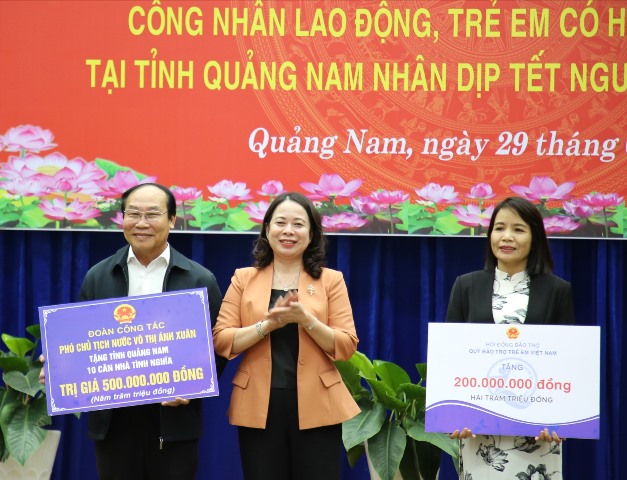 Phó Chủ tịch nước Võ Thị Ánh Xuân trao biểu trưng hỗ trợ nhà tình nghĩa và trẻ em khó khăn cho Quảng Nam.