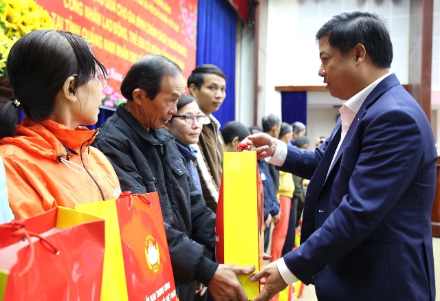 Bí thư Tỉnh ủy Lương Nguyễn Minh Triết trao quà cho các gia đình chính sách nhân buổi gặp mặt.