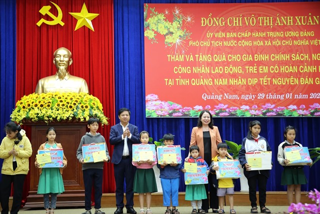 Phó Chủ tịch nước Võ Thị Ánh Xuân và Bí thư Tỉnh ủy Lương Nguyễn Minh Triết trao quà hỗ trợ trẻ em khó khăn.