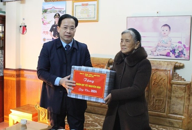 Phó Bí thư Thường trực Tỉnh ủy Lạng Sơn Hoàng Văn Nghiệm thăm hỏi, động viên, tặng quà cho bà Bạch Thị Khôi, cán bộ tiền khởi nghĩa