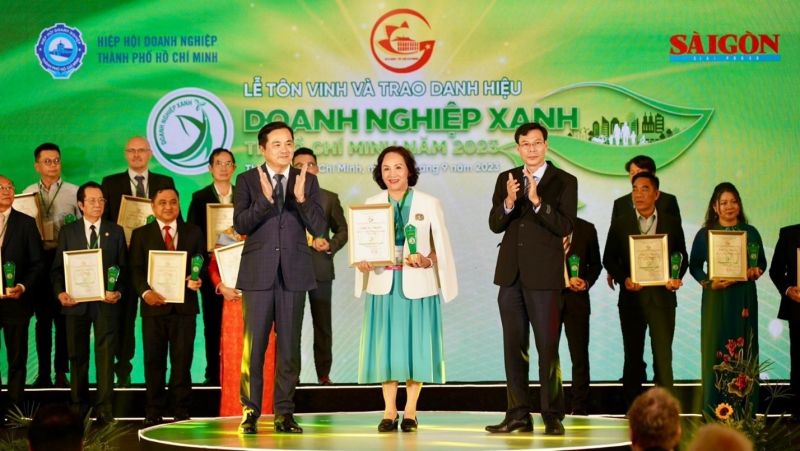Bà Trần Kim Nga, Giám đốc Đối ngoại MM Mega Market Việt Nam, lên nhận giải thưởng Doanh nghiệp Xanh 2023 do Sài Gòn Giải Phóng và HUBA tổ chức.