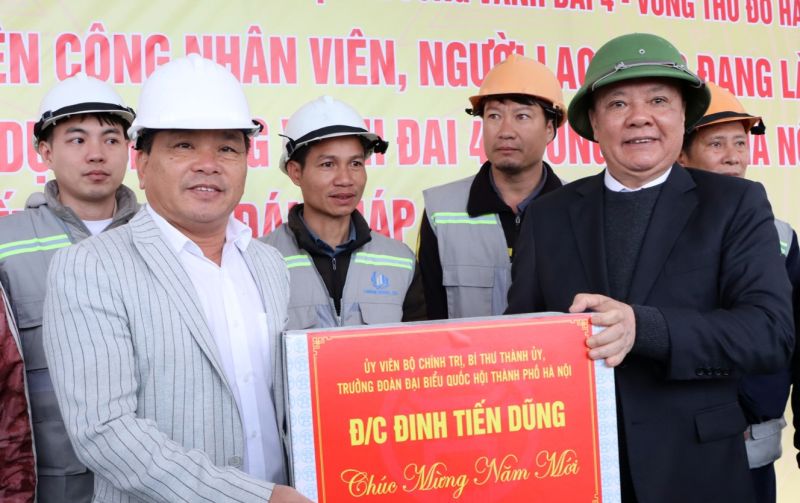 đồng chí Đinh Tiến Dũng, Ủy viên Bộ Chính trị, Bí thư Thành ủy Hà Nội, Trưởng Ban Chỉ đạo Dự án đầu tư xây dựng đường Vành đai 4 - Vùng Thủ đô Hà Nội tặng quà tết cho các kỹ sư, công nhân lao động.