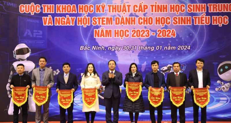 Giám đốc Sở Giáo dục & Đào tạo Nguyễn Thế Sơn trao cờ lưu niệm cho các đơn vị tham gia.