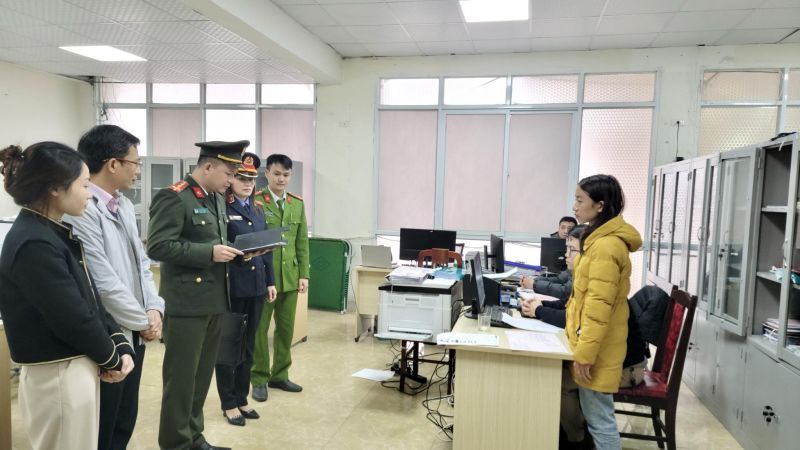 Thi hành lệnh bắt bị can để tạm giam với Cao Thị Thùy Dung- Cán bộ văn phòng đăng ký đất đai tỉnh