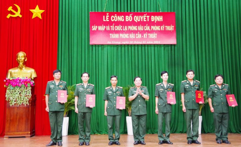 : Thượng tá Nguyễn Văn Hiệp, Chính ủy BĐBP tỉnh trao các Quyết định