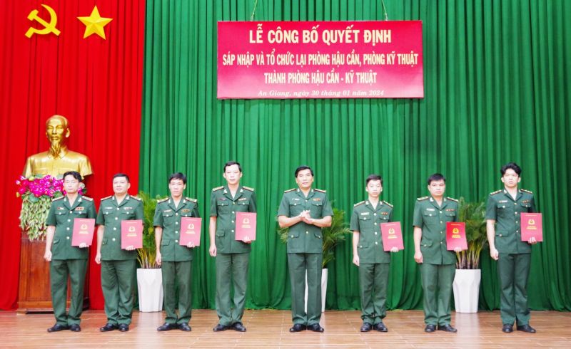 Đại tá Trần Quốc Khánh, Chỉ huy trưởng BĐBP tỉnh trao các Quyết định