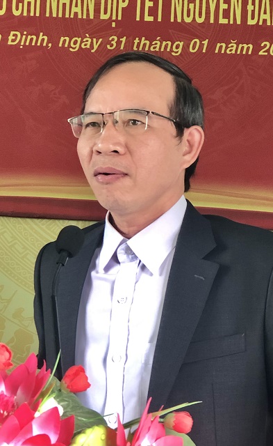 Ông Huỳnh Văn Lợi thông tin về các hoạt động mừng Đảng, mừng Xuân. Ảnh: V.H