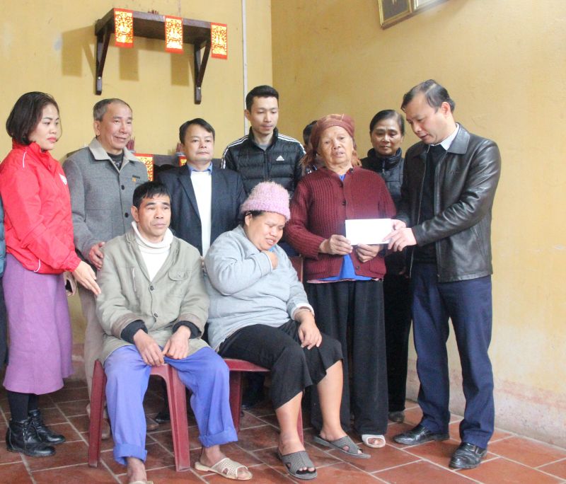 Lãnh đạo BIDV Lạng Sơn trao kinh phí hỗ trợ cho gia đình bà Chu Thị Bích, thị trấn Cao Lộc, huyện Cao Lộc, tỉnh Lạng Sơn