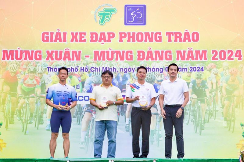 Ông Nguyễn Quốc Trung - Phó Tổng Giám đốc phụ trách Khối HTGT - KCN - KĐT đại diện THADICO nhận kỷ niệm chương trong chương trình