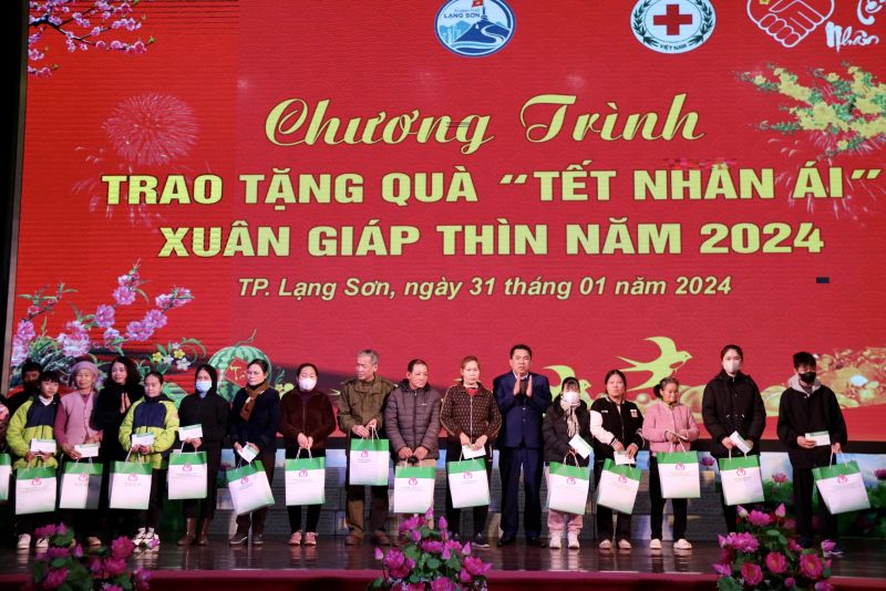 Các nhà tài trợ trao tặng quà cho các hộ nghèo, hộ cận nghèo, gia đình có hoàn cảnh khó khăn trên địa bàn thành phố Lạng Sơn