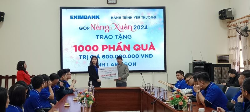 Lãnh đạo Ngân hàng Eximbank trao 1.000 phần quà cho lãnh đạo Ủy ban MTTQ Việt Nam tỉnh Lạng Sơn