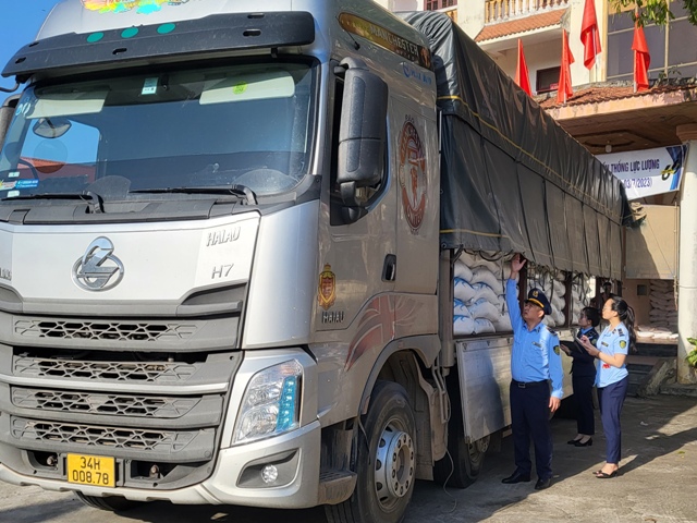Lực lượng QLTT tỉnh Quảng Bình kiểm tra, phát hiện xe tải vận chuyển số lượng lớn đường cát nhập lậu.