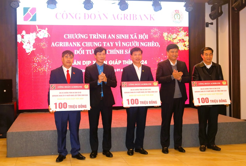 Ông Phạm Toàn Vượng và ông Phạm Đức Tuấn trao kinh phí của Agribank hỗ trợ người nghèo, đối tượng chính sách tại thành phố Móng Cái, huyện Đầm Hà và huyện Hải Hà (tỉnh Quảng Ninh)