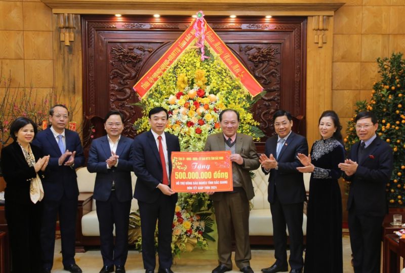 Chủ tịch ủy ban MTTQ tỉnh Bắc Ninh trao tặng hỗ trợ đồng b&agrave;o ngh&egrave;o tỉnh Bắc Giang đ&oacute;n tết.