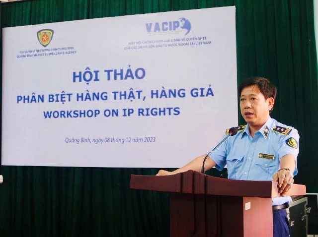 Ông Vũ Quang Thắng - Cục trưởng Cục QLTT tỉnh Quảng Bình phát biểu tại Hội thảo phân biệt hàng thật, hàng giả.