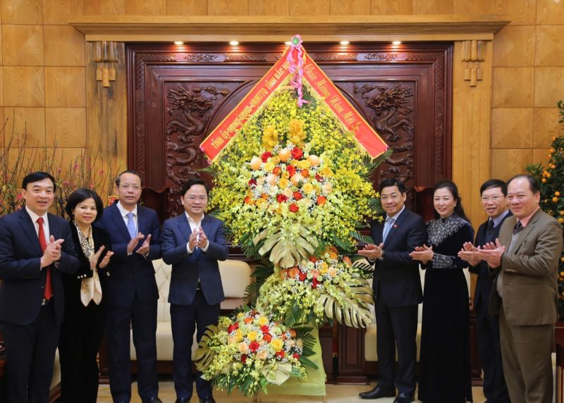 Đo&agrave;n đại biểu l&atilde;nh đạo tỉnh Bắc Ninh ch&uacute;c tết tỉnh Bắc Giang