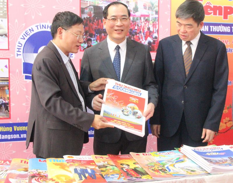 Phó Chủ tịch Thường trực UBND tỉnh Lạng Sơn Dương Xuân Huyên (đứng giữa) tham quan gian trưng bày ấn phẩm Xuân Giáp Thìn 2024 của Thương hiệu và Công luận