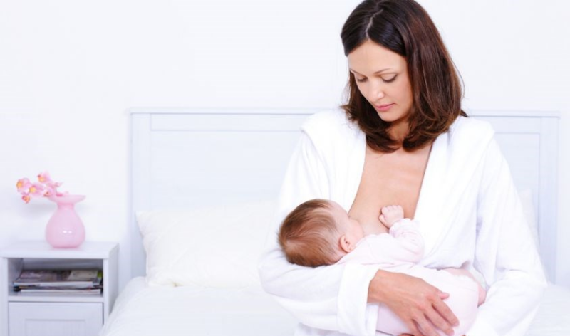 Nuôi con bằng sữa mẹ cũng là nguyên nhân dẫn đến khô âm đạo sau sinh