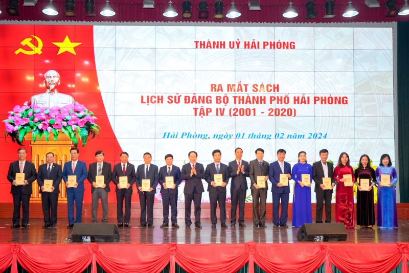 Đồng chí Bí thư Thàn ủy Lê Tiến Châu và Phó Bí thư Thường trực Thành ủy Đỗ Mạnh HIến trao tặng sách cho các Đảng bộ.