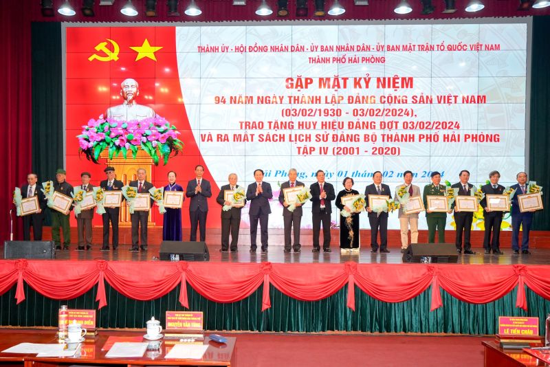 Thường trực Thành ủy trao Huy hiệu Đảng và tặng hoa cho các đảng viên