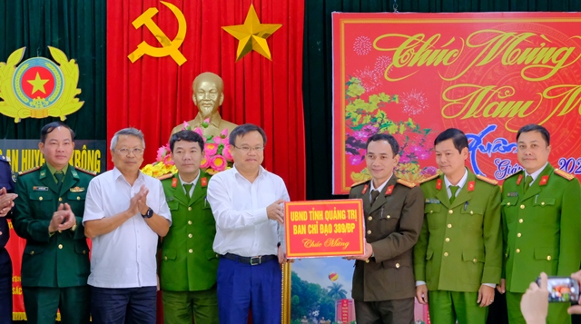 Phó Chủ tịch UBND tỉnh Lê Đức Tiến tặng quà Công an huyện Đakrông