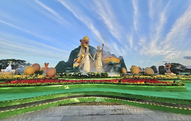 Quang cảnh Khu trưng bày linh vật năm Giáp Thìn 2024. Ảnh: Viết Hiền Quang cảnh Khu trưng bày linh vật năm Giáp Thìn 2024. Ảnh: Viết Hiền