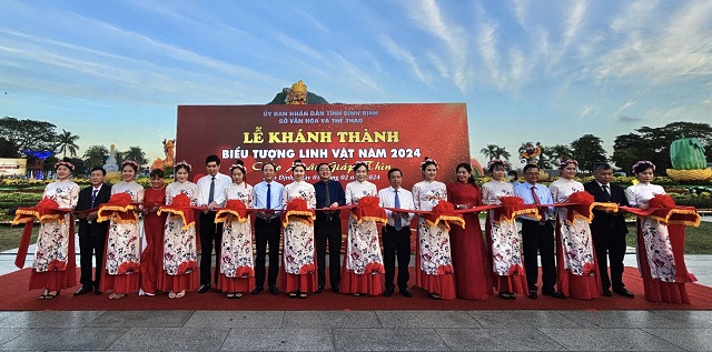 Lãnh đạo tỉnh Bình Định cắt băng khánh thành Cụm biểu tượng linh vật năm Giáp Thìn 2024. Ảnh: V.H Lãnh đạo tỉnh Bình Định cắt băng khánh thành Cụm biểu tượng linh vật năm Giáp Thìn 2024. Ảnh: V.H