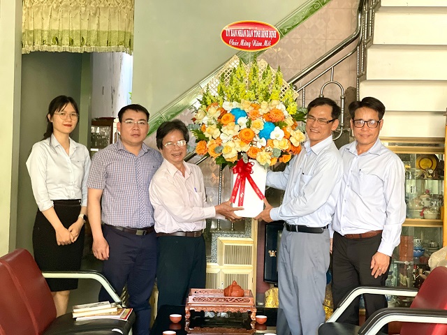 Ông Nguyễn Minh Thảo (thứ 02 từ phải qua) tặng hoa chúc Tết đại diện tạp chí Thương Hiệu và Công Luận tại tỉnh Bình Định. Ảnh: Hải Yến.