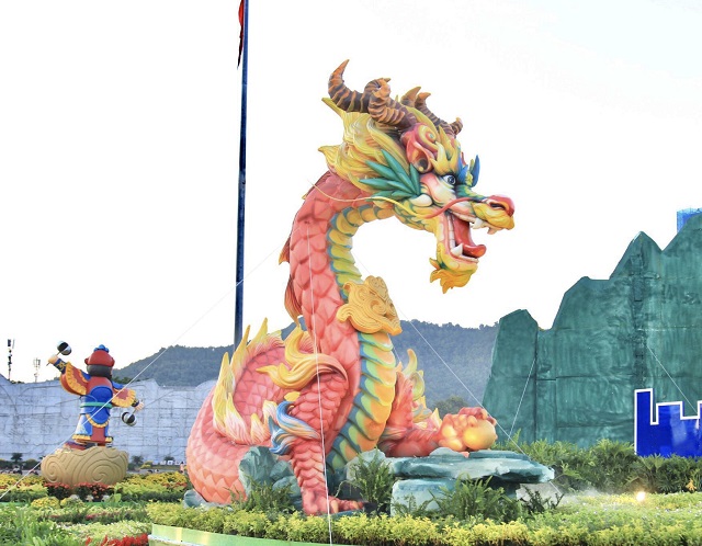 Cận cảnh biểu tượng linh vật rồng. Ảnh: Viết Hiền. Cận cảnh biểu tượng linh vật rồng. Ảnh: Viết Hiền.