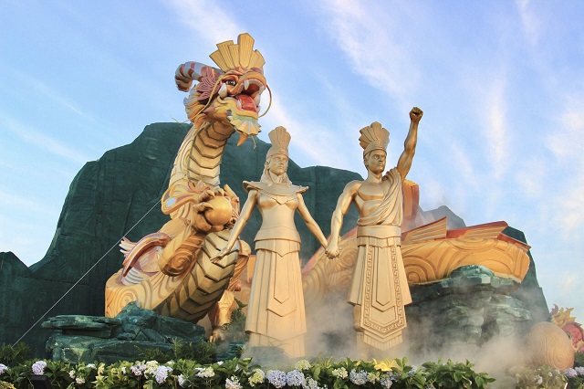 Cụm biểu tượng “Tự hào truyền thống Cha Rồng - Mẹ Tiên”. Ảnh: V.H Cụm biểu tượng “Tự hào truyền thống Cha Rồng - Mẹ Tiên”. Ảnh: V.H