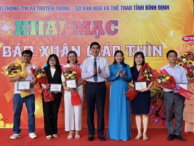 Ban tổ chức trao giải &ldquo;Trang b&igrave;a xu&acirc;n đẹp&rdquo;. Ảnh: V.H