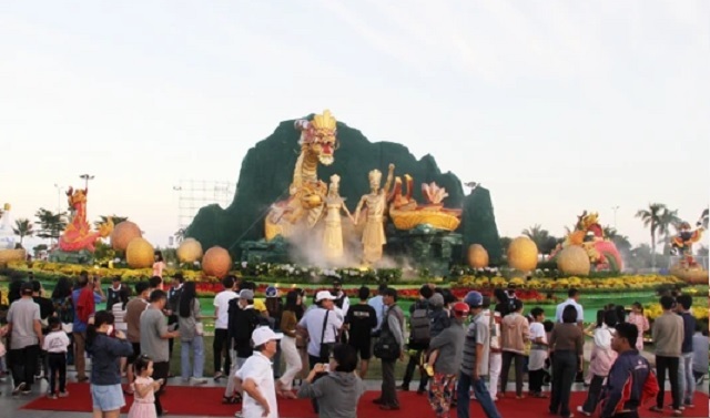 Đông đảo cán bộ, nhân dân và du khách tham quan Khu trưng bày linh vật. Đông đảo cán bộ, nhân dân và du khách tham quan Khu trưng bày linh vật.