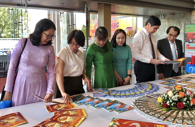 Quan kh&aacute;ch UBND tỉnh, c&aacute;c sở, ban, ng&agrave;nh tham quan một gian trưng b&agrave;y b&aacute;o ch&iacute; địa phương. Ảnh: Viết Hiền