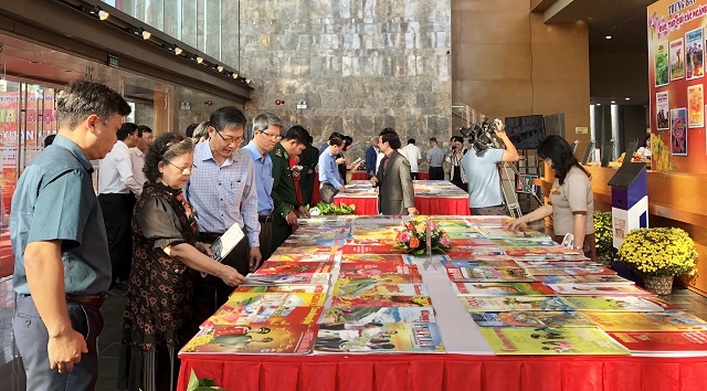 Đ&ocirc;ng đảo c&aacute;n bộ, nh&acirc;n d&acirc;n v&agrave; du kh&aacute;ch tham quan c&aacute;c gian trưng b&agrave;y tại Hội b&aacute;o Xu&acirc;n Gi&aacute;p Th&igrave;n năm 2024. Ảnh: V.H