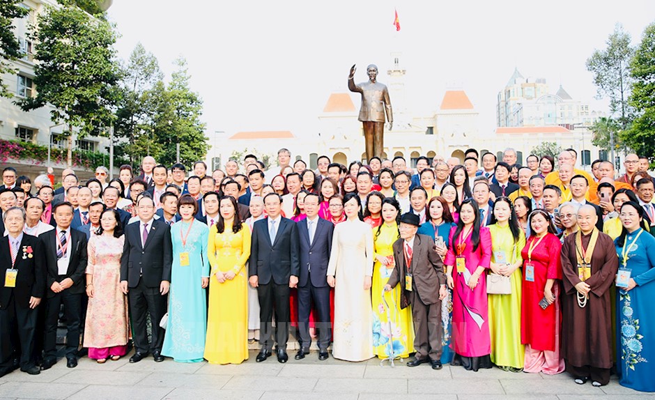 Chủ tịch nước Võ Văn Thưởng cùng các đại biểu chụp ảnh lưu niệm tại Công viên Tượng đài Chủ tịch Hồ Chí Minh.