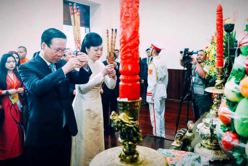 Chủ tịch nước Võ Văn Thưởng và phu nhân dâng hương Chủ tịch Hồ Chí Minh tại Bảo tàng Hồ Chí Minh - chi nhánh thành phố Hồ Chí Minh.
